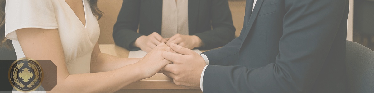 Um casal se olha com emoção, de mãos dadas, enquanto uma funcionária do cartório acompanha a cerimônia atrás da mesa em um ambiente formal e iluminado suavemente