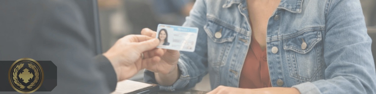 Mulher sorridente recebendo sua identidade atualizada em um ambiente de atendimento institucional, com enquadramento lateral e iluminação natural suave, transmitindo sensação de conquista e renovação de documentos.