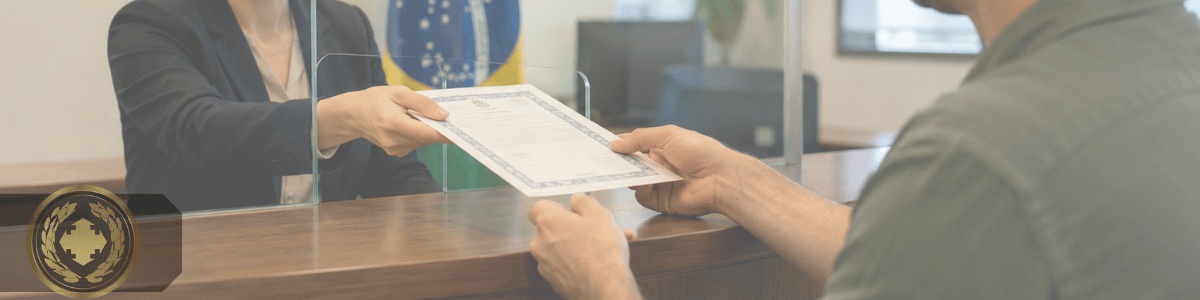 Pessoa recebendo uma certidão em um consulado brasileiro, em um ambiente institucional moderno, com bandeira do Brasil ao fundo e iluminação natural suave.