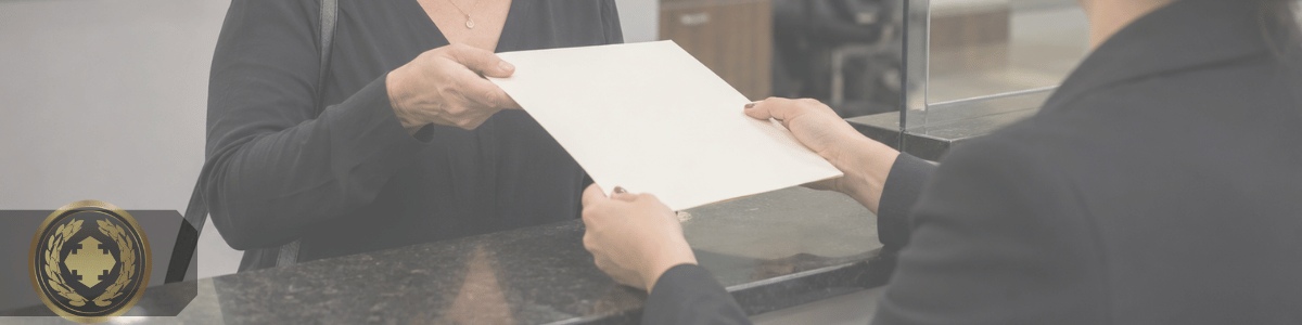 Viúva recebendo uma certidão em um cartório, em um ambiente institucional com iluminação suave e expressão séria, transmitindo um momento de atenção e formalidade.