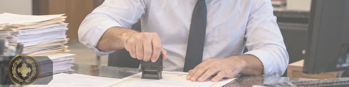 Funcionário do cartório carimbando uma certidão sobre a mesa, com expressão concentrada, em ambiente institucional organizado e iluminação suave.