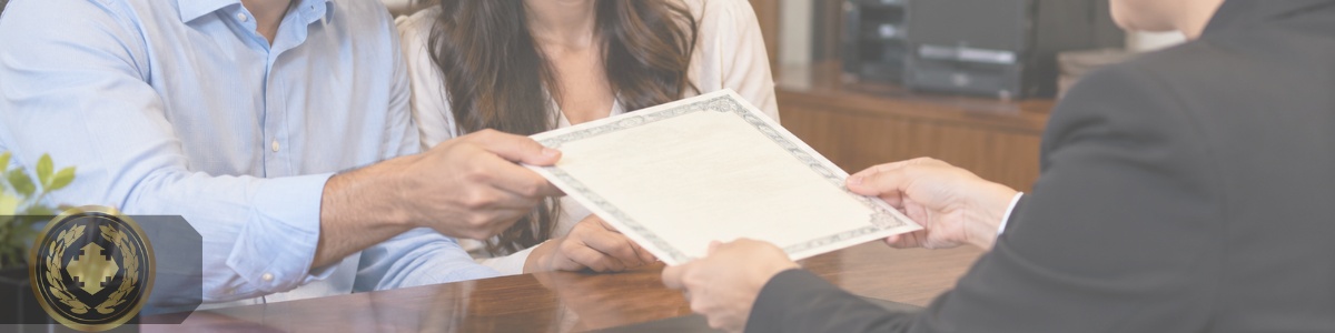 Casal em ambiente de cartório recebendo a certidão de casamento, com expressão de felicidade e atendimento institucional em cenário realista.